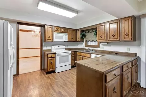Kitchen - 12149 Heathertree Ct, Cincinnati, OH 45249 photo 2 of 5