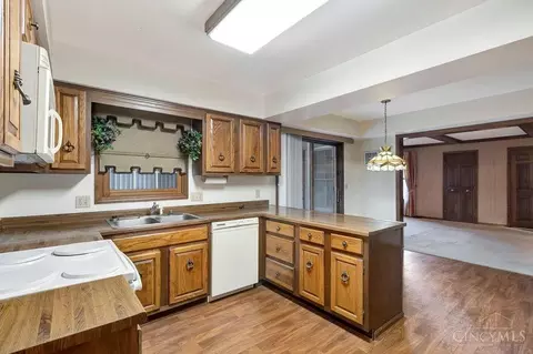 Kitchen - 12149 Heathertree Ct, Cincinnati, OH 45249 photo 4 of 5