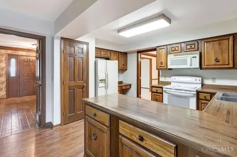 Kitchen - 12149 Heathertree Ct, Cincinnati, OH 45249 photo 3 of 5
