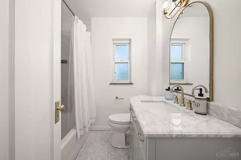 Bath - 6025 Elbrook Ave, Golf Manor, OH 45237 photo 1 of 2