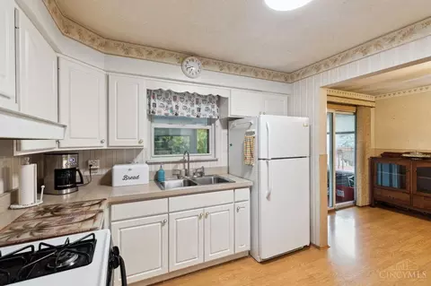 Kitchen - 269 W Crest Dr, Reading, OH 45215 photo 4 of 4