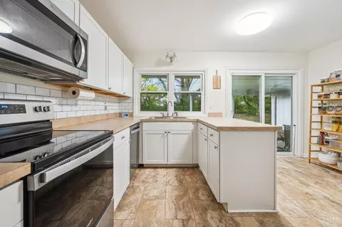 Kitchen - 9821 Lorelei Dr, Cincinnati, OH 45231 photo 5 of 5