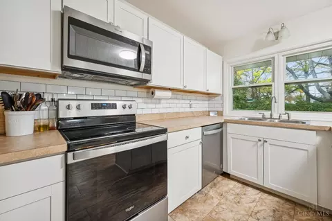 Kitchen - 9821 Lorelei Dr, Cincinnati, OH 45231 photo 3 of 5