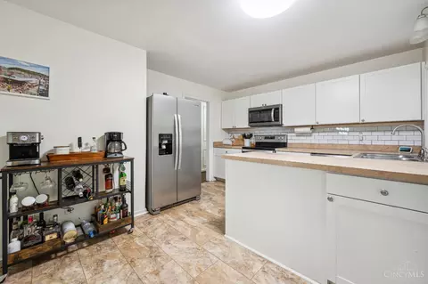 Kitchen - 9821 Lorelei Dr, Cincinnati, OH 45231 photo 2 of 5