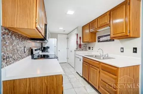 Kitchen - 5677 Regimental Pl, Cincinnati, OH 45239 photo 2 of 3