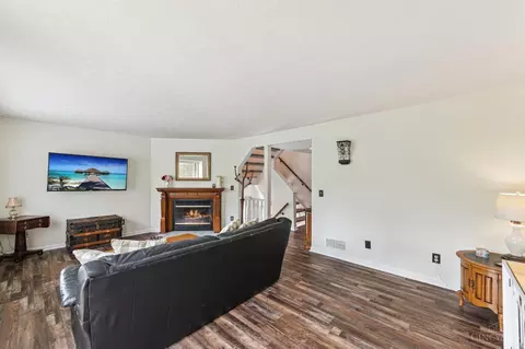 Living - 7880 Hackney Cir, Maineville, OH 45039 photo 2 of 3