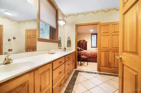 Bath - 2686 Devils Backbone Rd, Cincinnati, OH 45233 photo 8 of 10