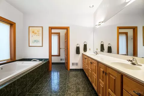 Bath - 2686 Devils Backbone Rd, Cincinnati, OH 45233 photo 1 of 10