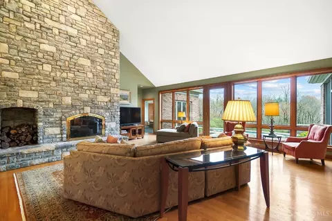 Living - 2686 Devils Backbone Rd, Cincinnati, OH 45233 photo 2 of 5