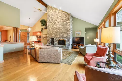Living - 2686 Devils Backbone Rd, Cincinnati, OH 45233 photo 3 of 5