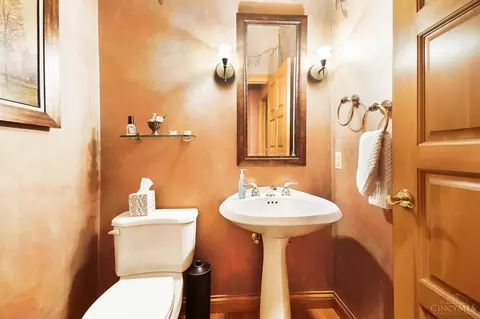 Bath - 2686 Devils Backbone Rd, Cincinnati, OH 45233 photo 7 of 10