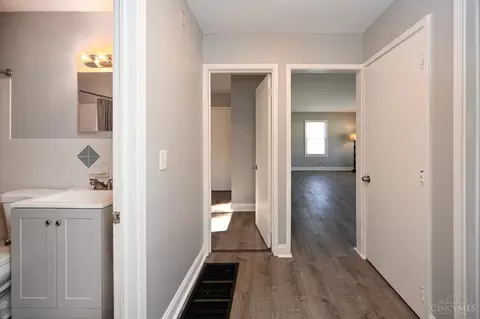 Entry Way - 1059 Elda Ln, Cincinnati, OH 45224 photo 2 of 2