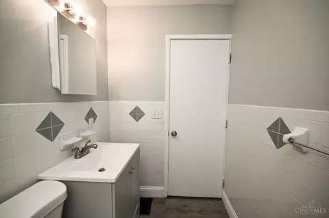 Bath - 1059 Elda Ln, Cincinnati, OH 45224 photo 3 of 3