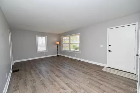 Living - 1059 Elda Ln, Cincinnati, OH 45224 photo 2 of 3