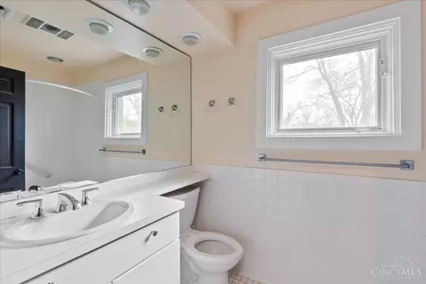 Bath - 187 Greendale Ave, Cincinnati, OH 45220 photo 3 of 4