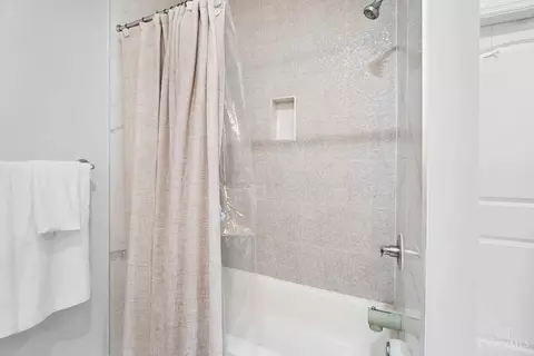 Bath - 1656 Jonathan Ave, Cincinnati, OH 45207 photo 3 of 6