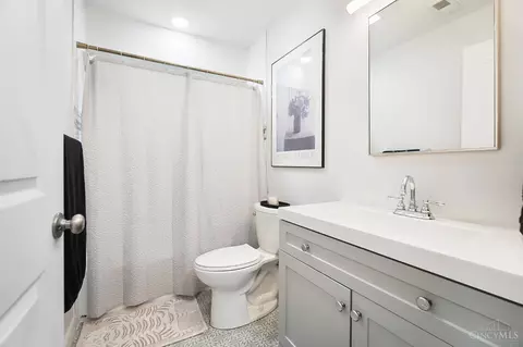 Bath - 1656 Jonathan Ave, Cincinnati, OH 45207 photo 6 of 6