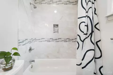 Bath - 1656 Jonathan Ave, Cincinnati, OH 45207 photo 5 of 6