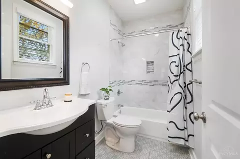 Bath - 1656 Jonathan Ave, Cincinnati, OH 45207 photo 4 of 6