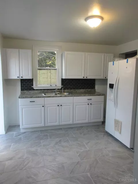 Kitchen - 1519 Beech Ave, Cincinnati, OH 45205 photo 6 of 8