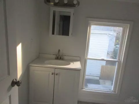 Bath - 1519 Beech Ave, Cincinnati, OH 45205 photo 1 of 7