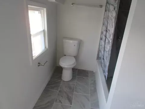 Bath - 1519 Beech Ave, Cincinnati, OH 45205 photo 2 of 7