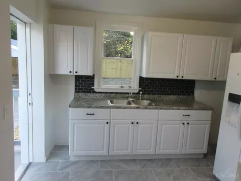 Kitchen - 1519 Beech Ave, Cincinnati, OH 45205 photo 3 of 8