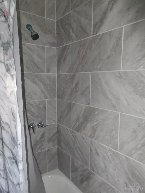 Bath - 1519 Beech Ave, Cincinnati, OH 45205 photo 3 of 7