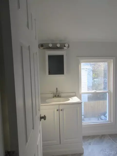 Bath - 1519 Beech Ave, Cincinnati, OH 45205 photo 7 of 7