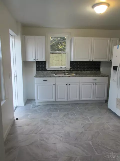 Kitchen - 1519 Beech Ave, Cincinnati, OH 45205 photo 5 of 8
