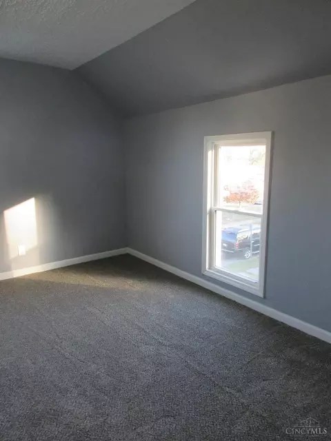 Bedroom - 1519 Beech Ave, Cincinnati, OH 45205 photo 6 of 9