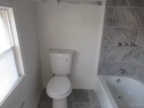 Bath - 1519 Beech Ave, Cincinnati, OH 45205 photo 5 of 7