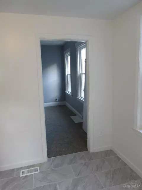 Entry Way - 1519 Beech Ave, Cincinnati, OH 45205 photo 5 of 6