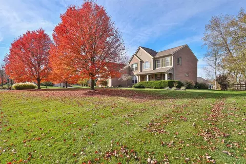 Exterior - 810 Dorgene Ln, Cincinnati, OH 45244 photo 2 of 10