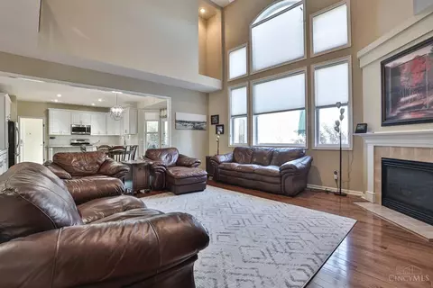Living - 810 Dorgene Ln, Cincinnati, OH 45244 photo 3 of 4