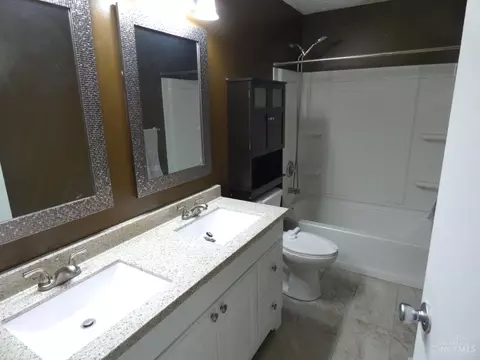 Bath - 1019 Glendale Dr, Batavia, OH 45103 photo 1 of 2