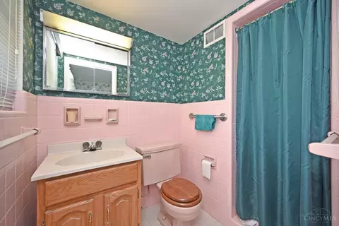Bath - 6552 Apache Cir, Madeira, OH 45243 photo 4 of 7
