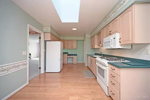 Kitchen - 6552 Apache Cir, Madeira, OH 45243 photo 4 of 7