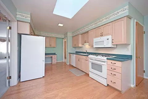 Kitchen - 6552 Apache Cir, Madeira, OH 45243 photo 3 of 7