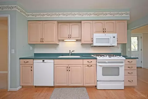 Kitchen - 6552 Apache Cir, Madeira, OH 45243 photo 2 of 7