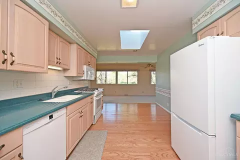 Kitchen - 6552 Apache Cir, Madeira, OH 45243 photo 5 of 7