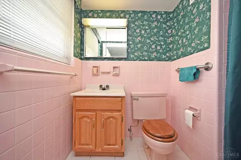 Bath - 6552 Apache Cir, Madeira, OH 45243 photo 5 of 7
