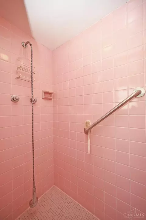 Bath - 6552 Apache Cir, Madeira, OH 45243 photo 6 of 7