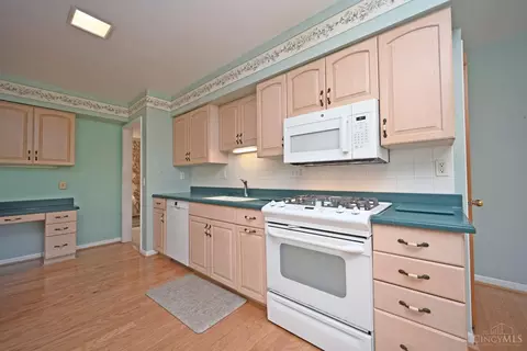 Kitchen - 6552 Apache Cir, Madeira, OH 45243 photo 6 of 7