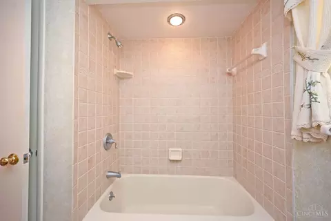 Bath - 6552 Apache Cir, Madeira, OH 45243 photo 3 of 7