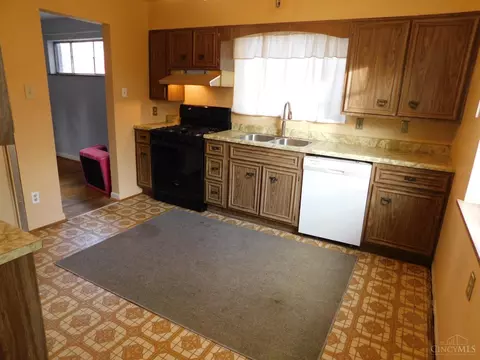 1690 Ashbrook Dr, Cincinnati, OH 45238 photo 2