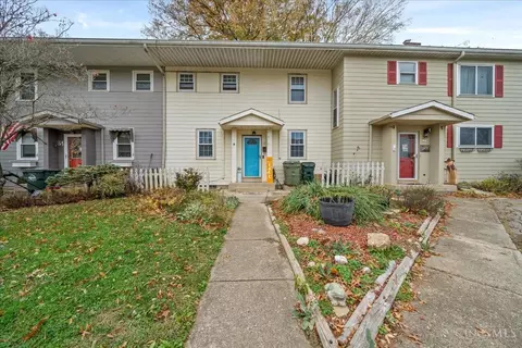 17 Briarwood Ln, Greenhills, OH 45218