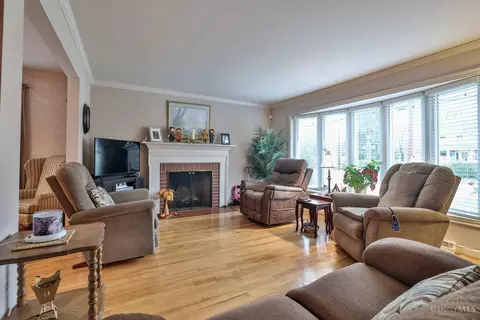Living - 1488 Sutton Ave, Cincinnati, OH 45230 photo 2 of 3