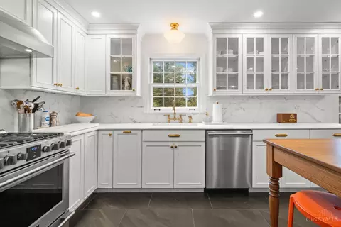 Kitchen - 7618 Pineglen Dr, Cincinnati, OH 45224 photo 4 of 9