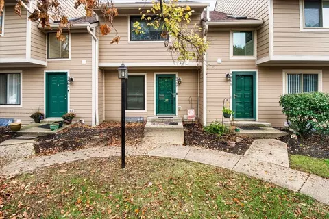 9467 Hunters Creek Dr #203, Blue Ash, OH 45242